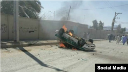 تصویری از به آتش کشیده شدن خودروی نیروی انتظامی توسط معترضان در سراوان