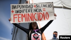 Una activista levanta un cartel contra la violencia de género en México y reclama solidaridad para hacer frente al grave problema. Marzo 8 de 2020.