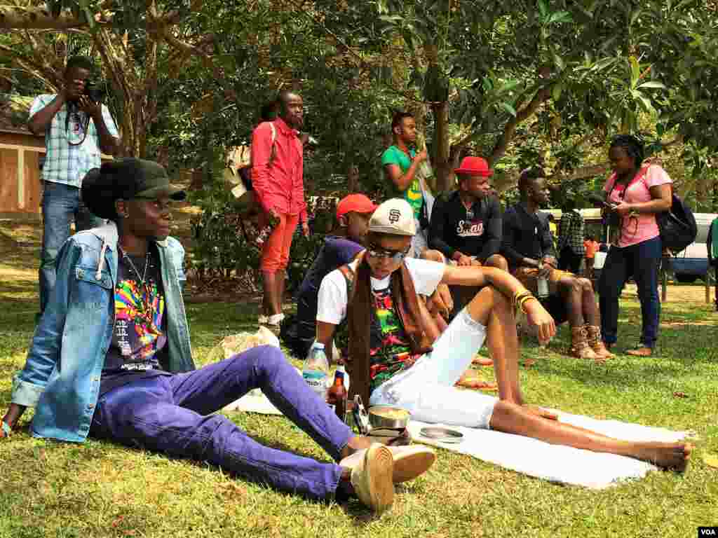 Revelers picnicked in the park before the police ordered them to leave. (L. Paulat/VOA)