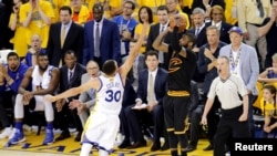 Kyrie Irving (2) contre Stephen Curry (30), Oakland, Californie, le 19 juin 2016. (Kelley L Cox-USA TODAY Sports)