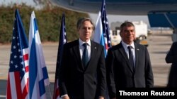 El secretario de Estado de Estados Unidos, Antony Blinken, posa junto al ministro de Relaciones Exteriores de Israel, Gabi Ashkenazi, a su llegada al aeropuerto Ben Gurion de Tel Aviv, el 25 de mayo de 2021..