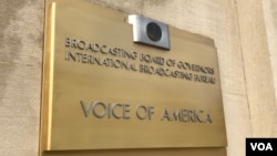 Papan nama Voice of America terlihat di pintu masuk kantor pusat VOA di Washington, D.C. 