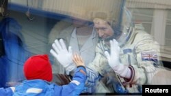 Тім Пік прощається з дітьми перед відльотом у космос 15 грудня 2015 року 
