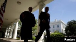 Le président des États-Unis Donald Trump en compagnie du juge Anthony Kennedy à la Maison Blanche à Washington, le 10 avril 2017.
