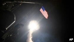 En esta imagen proporcionada por la Marina de los Estados Unidos, el destructor de misiles guiados USS Porter lanza un misil de ataque terrestre Tomahawk en el Mar Mediterráneo, el 7 de abril de 2017.