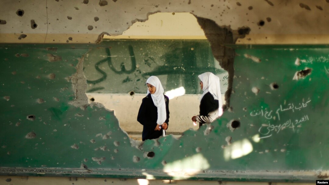 Sebuah sekolah Palestina di Gaza City, Jalur Gaza yang didanai oleh UNRWA, tampak mengalami kerusakan akibat serangan Israel (foto: dok).