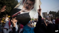 Một phụ nữ cầm bức ảnh của tổng thống bị lật đổ Mohamed Morsi trong cuộc biểu tình ở thành phố Nasr