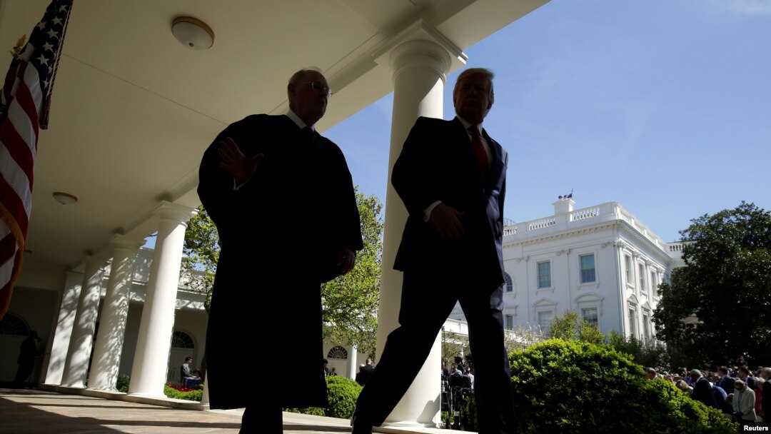 Presiden Donald Trump berjalan bersama Hakim Mahkamah Agung Anthony Kennedy setelah pelantikan Neil Gorsuch sebagai hakim MA di Gedung Putih, Washington, 10 April 2017.
