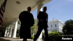 Presiden Donald Trump berjalan bersama Hakim Mahkamah Agung Anthony Kennedy setelah pelantikan Neil Gorsuch sebagai hakim MA di Gedung Putih, Washington, 10 April 2017.