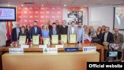 Dobitinici godišnjih nagrada Udruženja novinara Srbije poziraju za zajedničku fotografiju, u Press centru UNS-a, u Beogradu, 21. decembra 2019. (Foto: Press centar UNS-a)