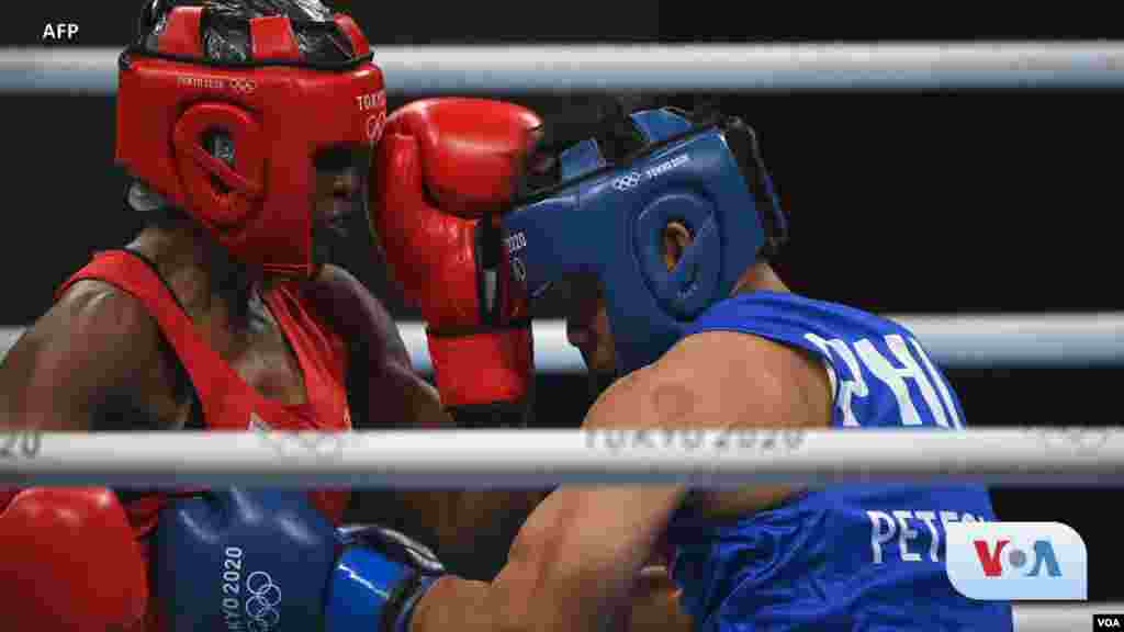 Marcelat Sakobi Matshu wa Jamhuri ya Kidemokrasia ya Congo (Jezi nyekundu) na Nesthy Petecio wa Ufilipino