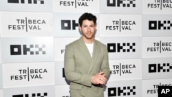 Nick Jonas saat hadir di acara pemutaran perdana film "The Good Half" di New York (Foto: Evan Agostini/Invision/AP)