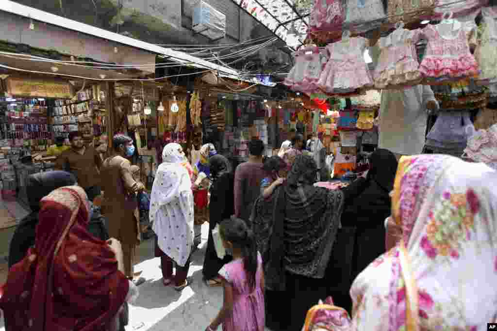 راولپنڈی میں کپڑوں کی دکانوں کے علاوہ دیگر دکانیں اتوار سے دوبارہ کھل گئے تھے۔ جہاں دن بھر خریداروں کا رش رہا۔