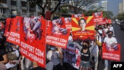ဝန်ထမ်းတွေ CDM လှုပ်ရှားမှုမှာ ပါဝင်ဖို့ တောင်းဆိုတဲ့ ရန်ကုန်မြို့က ဆန္ဒပြမြင်ကွင်း။ (ဖေဖော်ဝါရီ ၁၅၊ ၂၀၂၁)