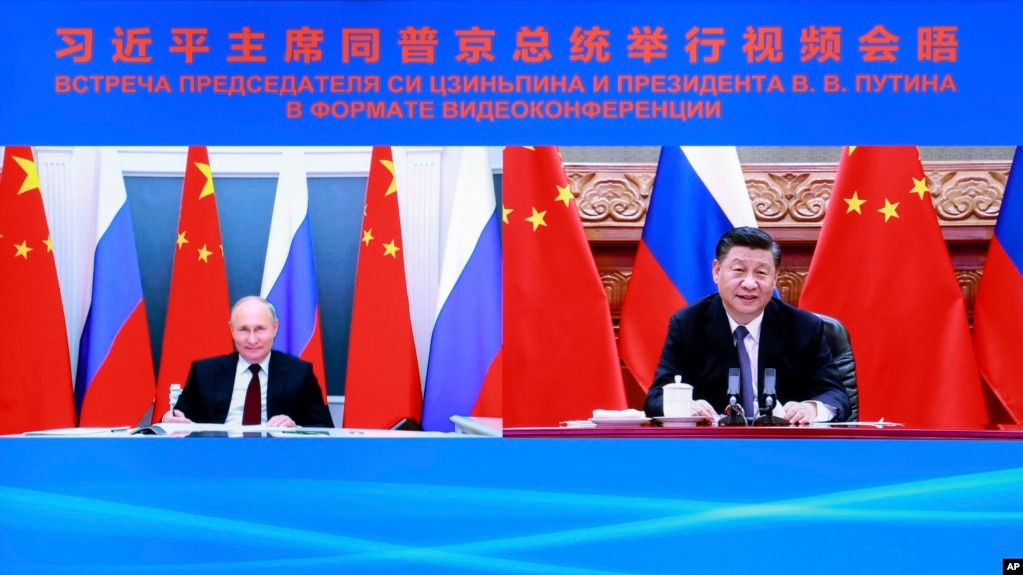 俄罗斯总统普京和中国国家主席习近平6月28日进行视频峰会。这是新华社发布的视频会议的截屏。（美联社提供）(photo:VOA)