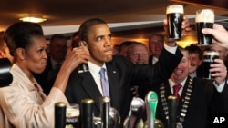Presiden Barack Obama dan ibu negara Michelle Obama minum bir saat berkunjung ke Irlandia (foto: dok). Gedung Putih merilis resep bir buatan Obama dalam blog resmi mereka. 