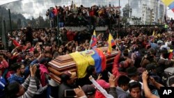 Manifestantes antigubernamentales llevan el féretro del líder indígena Inocencio Tucumbí, en Quito, Ecuador, para ser velado en la sede de la Casa de la Cultura. Tucumbí falleció esta semana en las protestas contra el gobierno. 10 de octubre de 2019. AP/Dolores Ochoa.