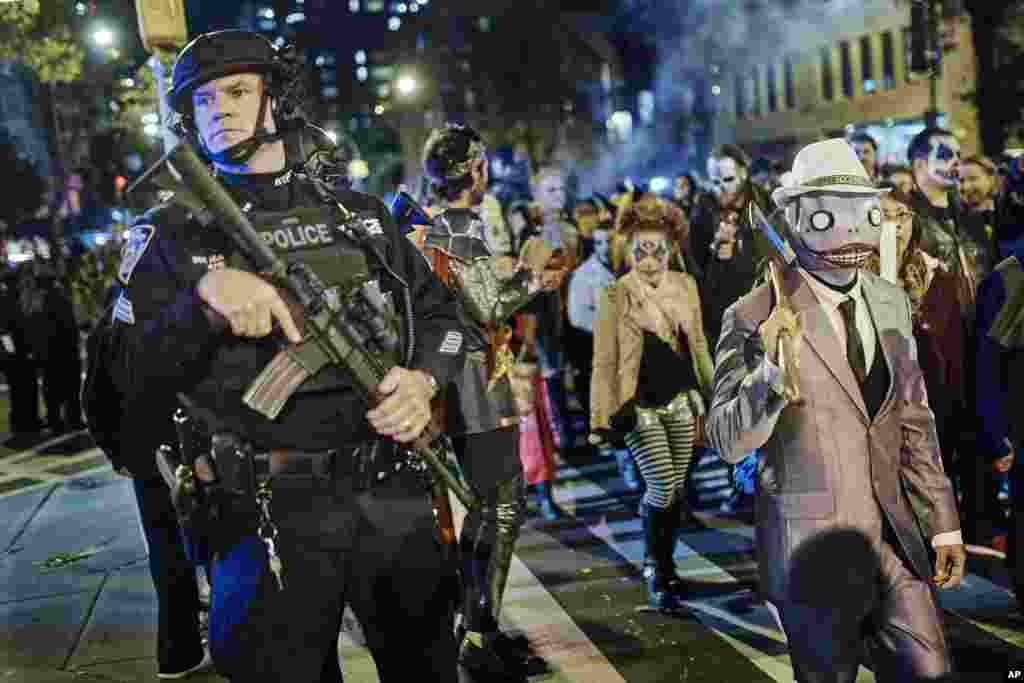 Heavily armed police guard the Greenwich Village Halloween Parade in New York, Oct. 31, 2017. New York City&#39;s always-surreal Halloween parade marched on Tuesday evening under the shadow of real fear, hours after a truck attack killed several people on a busy city bike path in what authorities called an act of terror.