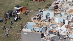 La gente trabaja para rescatar objetos el martes 3 de marzo de 2020, cerca de Cookeville, Tenn. Tornados arrasaron Tennessee el martes temprano, destruyeron más de 140 edificios y enterraron a la gente en pilas de escombros y sótanos destrozados. (Foto AP / Mark Humphrey)