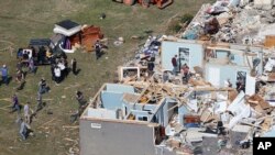 La gente trabaja para rescatar objetos el martes 3 de marzo de 2020, cerca de Cookeville, Tenn. Tornados arrasaron Tennessee el martes temprano, destruyeron más de 140 edificios y enterraron a la gente en pilas de escombros y sótanos destrozados. (Foto AP / Mark Humphrey)