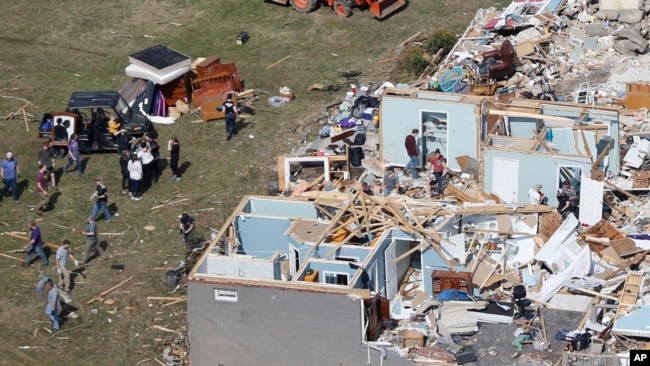 La gente trabaja para rescatar objetos el martes 3 de marzo de 2020, cerca de Cookeville, Tenn. Tornados arrasaron Tennessee el martes temprano, destruyeron más de 140 edificios y enterraron a la gente en pilas de escombros y sótanos destrozados. (Foto AP / Mark Humphrey)