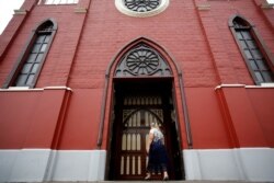 Ilustrasi. Seorang wanita memasuki gereja Katolik Maria Auxiliadora di Cartago, Kosta Rika 24 Agustus 2017. (Foto: Reuters/Juan Carlos Ulate)