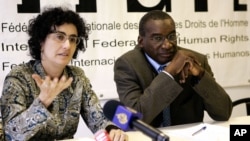 Le président de l'Assemblée des Etats parties au statut de Rome, Sidiki Kaba, à droite, et l’avocate américaine du Centre du Droit Constitutionnel (CDR), Barbara J. Olshansky, à gauche, animent une conférence à Paris, France, 28 octobre 2005. 