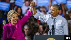 Presiden AS Barack Obama mendukung Hillary Clinton dalam kampanye bersama di Charlotte, North Carolina, hari Selasa (6/7). 