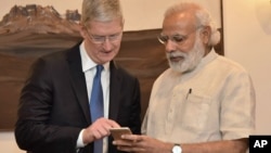 Indian Prime Minister Narendra Modi, right, meets Apple CEO Tim Cook, in New Delhi, India, May 21, 2016. Cook laid out his company's plans for the vast Indian market during a meeting with Modi.