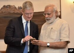Indian Prime Minister Narendra Modi, right, meets Apple CEO Tim Cook, in New Delhi, India, May 21, 2016. Cook laid out his company's plans for the vast Indian market during a meeting with Modi.