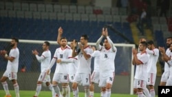 Les joueurs de l'Iran saluent leurs supporters après un match contre la Turquie, Istanbul, le 28 mai 28, 2018.
