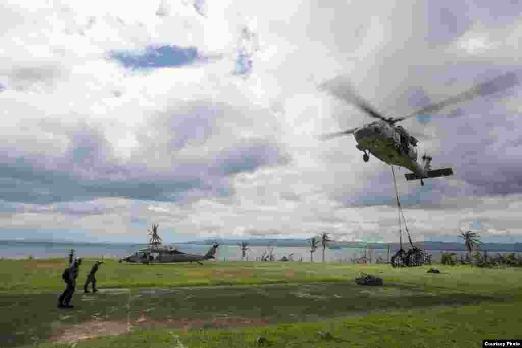 A Seahawk helicopter transports international relief supplies in support of Operation Damayan, Ormoc City, Philippines, Nov. 17, 2013. (U.S. Navy)