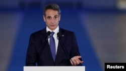 DOSSIER - Le Premier ministre grec Kyriakos Mitsotakis prononce une déclaration lors du 8e sommet des pays méditerranéens MED7, à Athènes, le 17 septembre 2021.