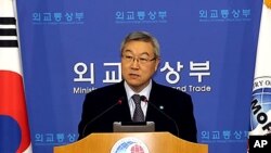 김성환 외교통상부 장관이 핵안보정상회의 20여일 앞둔 5일 오후 브리핑을 하고 있다.