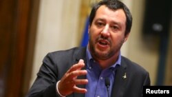 Le ministre italien de l'Intérieur, Matteo Salvini, donne une conférence de presse à Rome, le 24 mai 2018.