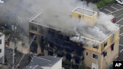 日本京都动画大楼星期四着火，浓烟滚滚。警方称，一名男子冲进大楼，撒下不明液体后纵火。（2019年7月18日）
