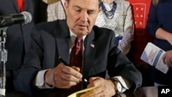 El gobernador de Utah, Gary Herbert, firmó la ley tras afirmar que la pornografía es una crisis de salud pública.