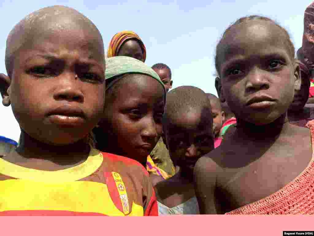 Des centaines d&#39;enfants font partie des quelque 7000 réfugiés vivant dans le camp de Dar Es Salam à Baga-Sola (ouest du Tchad),&nbsp;Baga-Sola, Tchad,&nbsp;2 avril 2016. (Photo voa Bagassi Koura).