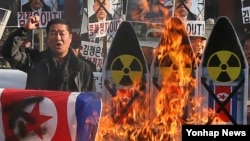 12일 서울에서 열린 '북한 미사일 발사 규탄' 기자회견에서 보수단체 회원들.
