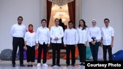 Presiden Joko Widodo memperkenalkan tujuh orang Staf Khusus Presiden di veranda Istana Merdeka, Jakarta, Kamis, 21 November 2019. (Foto: setpres.setneg)