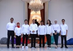 Presiden Joko Widodo memperkenalkan tujuh orang Staf Khusus Presiden di veranda Istana Merdeka, Jakarta, Kamis, 21 November 2019. (Foto: setpres.setneg)