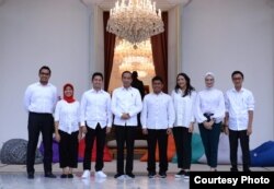 Presiden Joko Widodo memperkenalkan tujuh orang Staf Khusus Presiden di veranda Istana Merdeka, Jakarta, Kamis, 21 November 2019. (Foto: setpres.setneg)