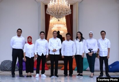 Presiden Joko Widodo memperkenalkan tujuh orang Staf Khusus Presiden di veranda Istana Merdeka, Jakarta, Kamis, 21 November 2019. (Foto: setpres.setneg)