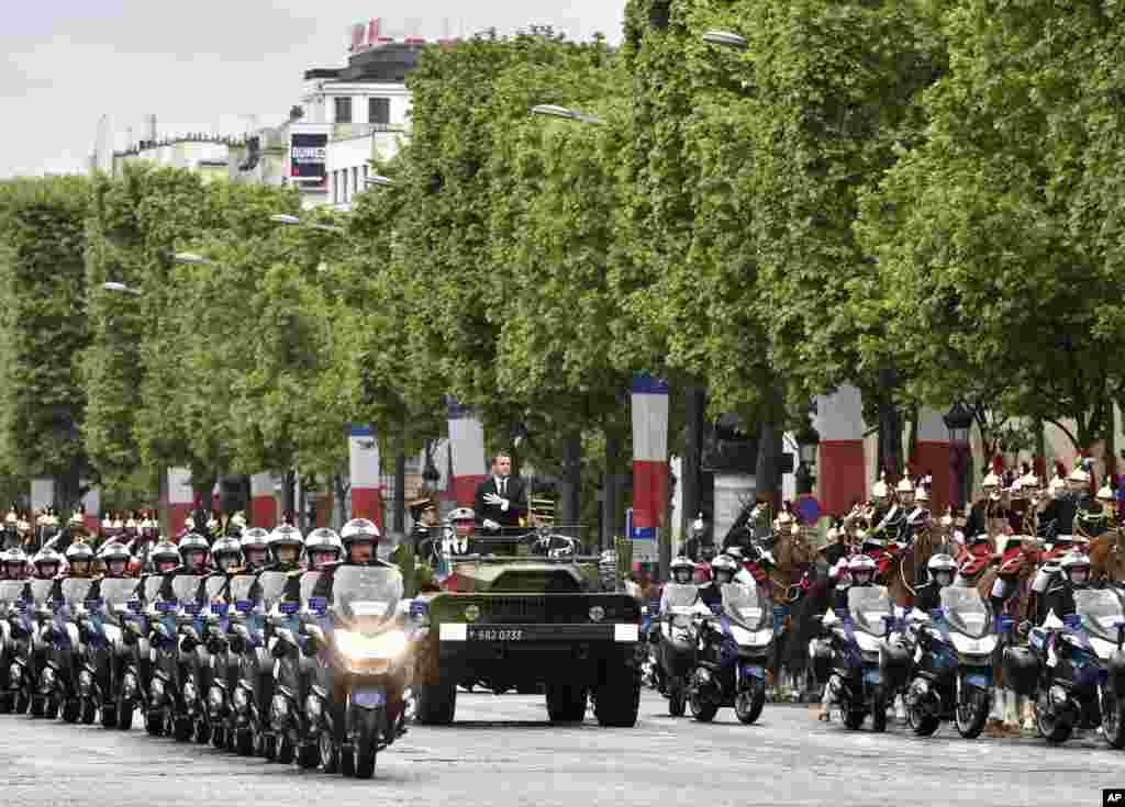 Presiden baru Perancis, Emmanuel Macron melakukan parade dengan kendaraan militer setelah upacara pelantikan Presiden di Paris.