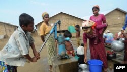စစ္ေတြၿမိဳ႕အျပင္ဘက္ရွိ မြတ္ဆလင္ဒုကၡသည္စခန္းတခု (၁၈ ေမလ၊ ၂၀၁၃)