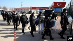 Policajci u sudnicu sprovode 497 optuženika u Sincanu, u blizini glavnog grada Ankare, u srijedu, 7. aprila 2021. godine.