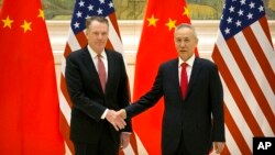 美国贸易代表莱特希泽与中国副总理刘鹤2019年2月14日在北京钓鱼台国宾馆开始举行美中贸易谈判前握手。