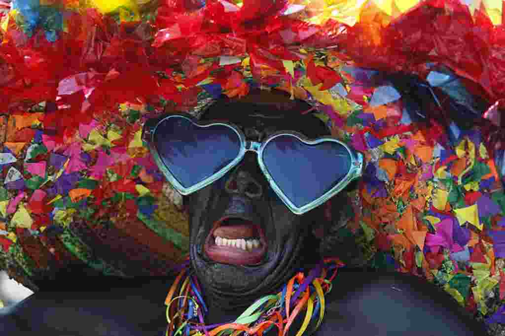 A person in costume performs during carnival celebrates in Barranquilla, Colombia, February 19, 2012. (AP Photo)