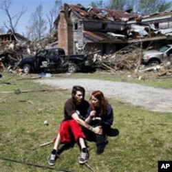 Nathaniel Ramey,à gauche, conforte Megan Hurst devant la maison de sa grand-mère à Askewville, en Caroline du Nord