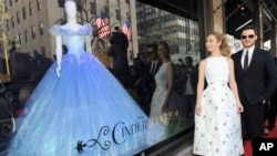 Para bintang film "Cinderella," Lily James dan Richard Madden, meluncurkan etalase toko bertema di Saks Fifth Avenue, New York (9/3). 
